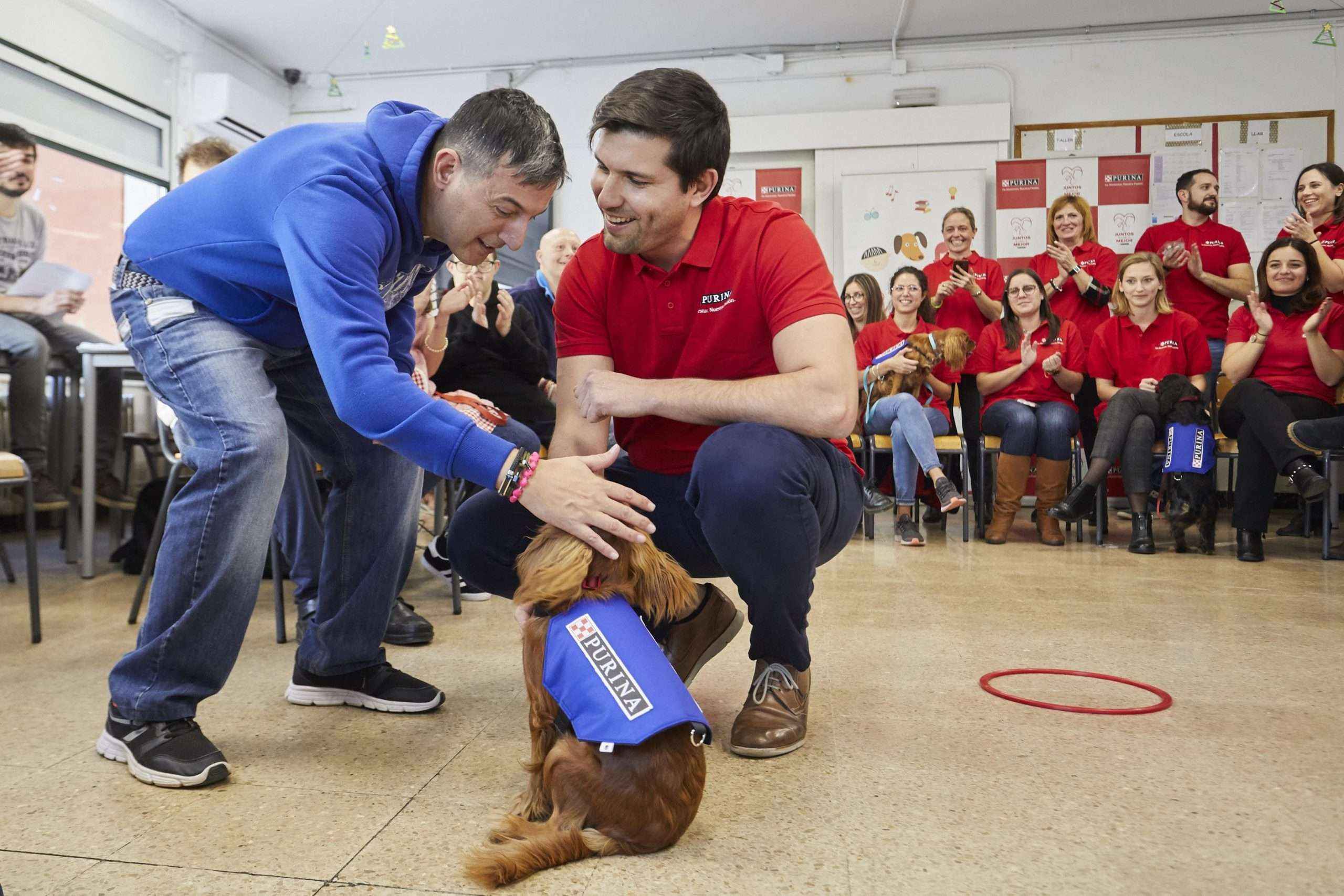 Sesión de terapia asistida con perros, entrenados por voluntarios de Purina, y jóvenes con discapacidad