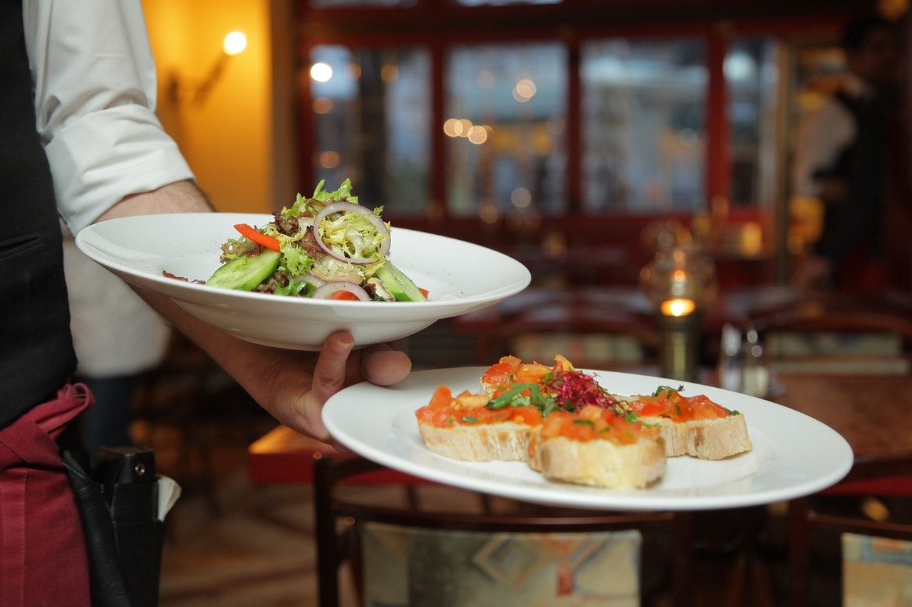 Elegir los soportes gráficos adecuados es esencial para un restaurante, según Imprenta Madrid