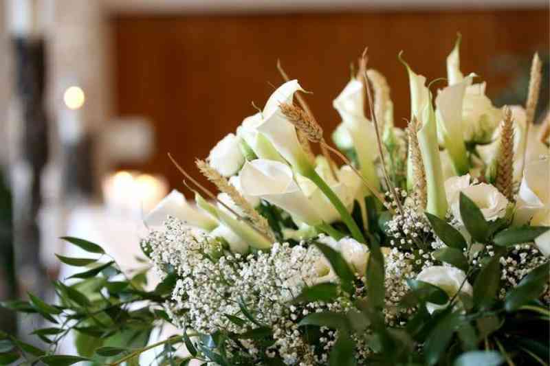 ¿Cómo elegir las mejores flores para tanatorio en Madrid?