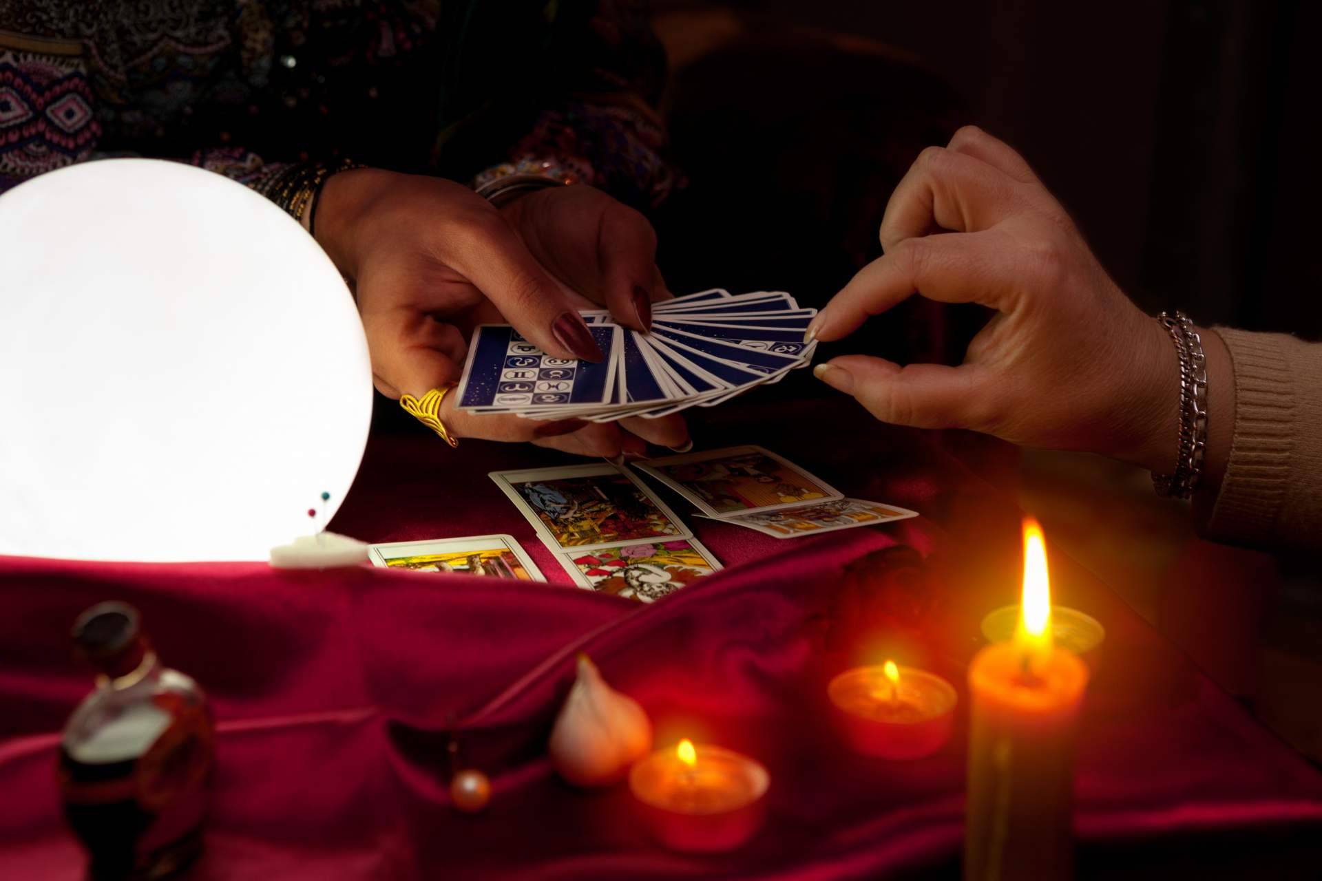 Encontrar un tarot especializado en el amor bueno y económico con atención 24 horas es posible gracias a Universo del Tarot