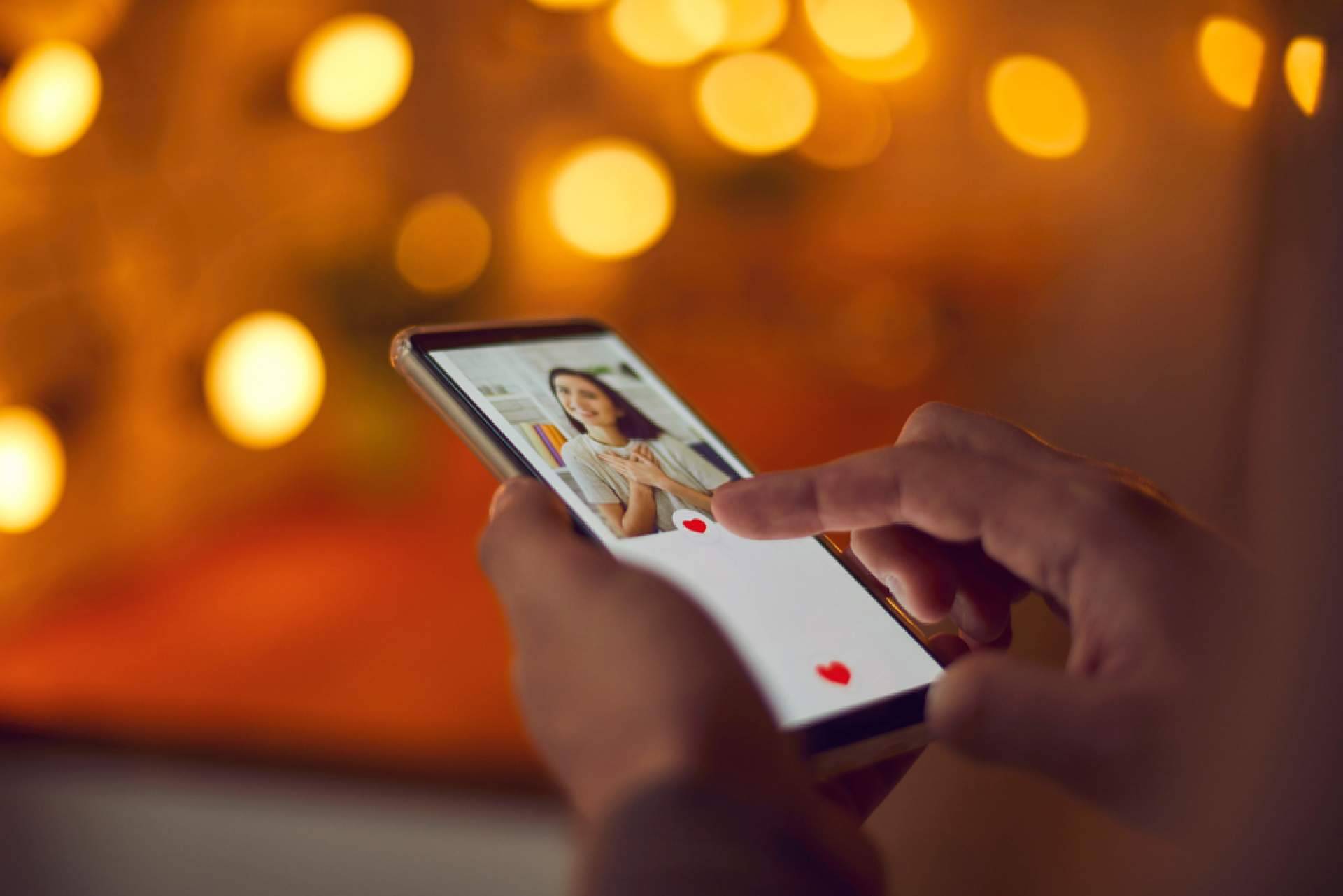 Encontrar a personas que compartan gustos similares con Solo Adultos Dating