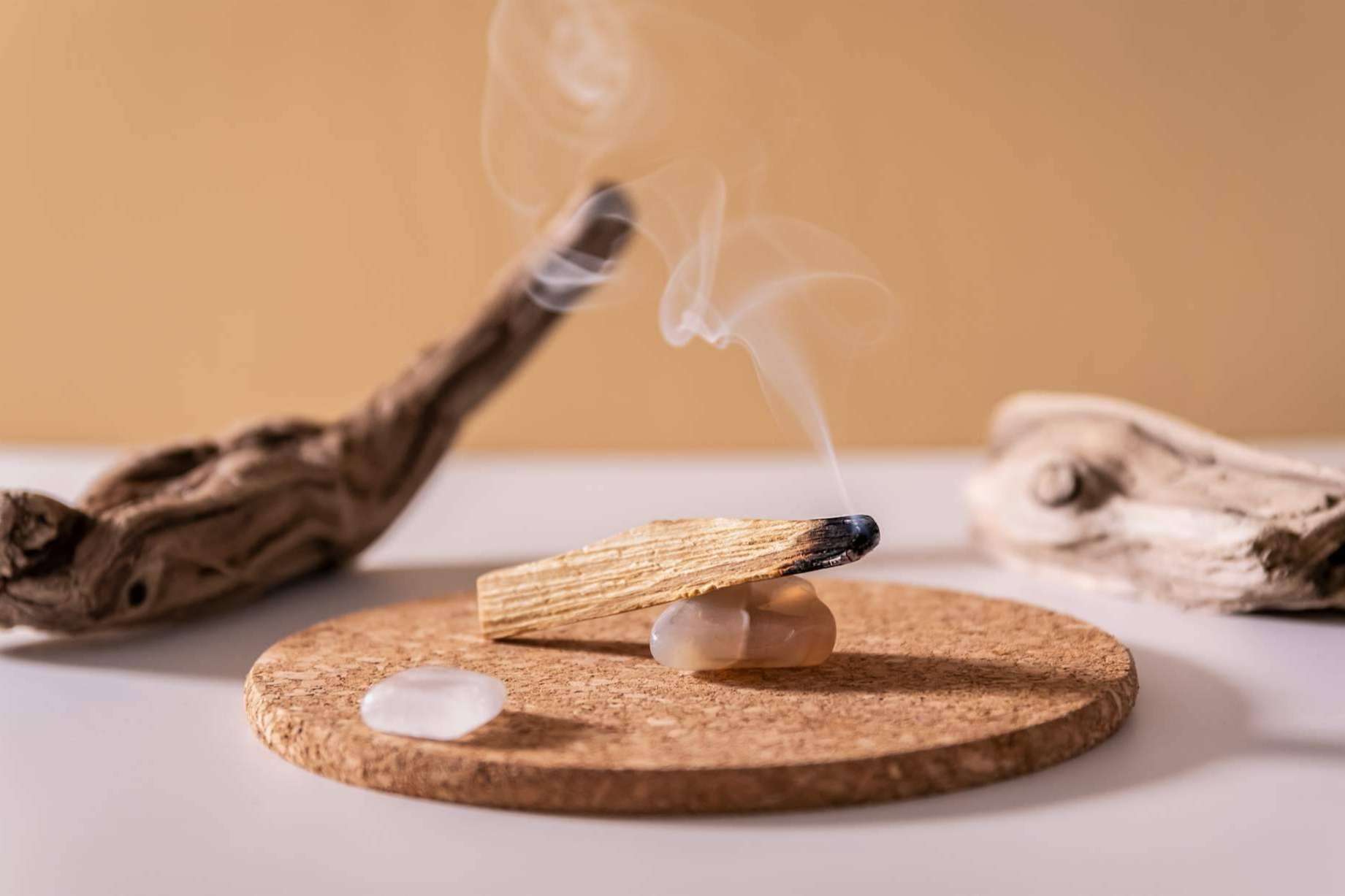 La tienda esotérica Bindi dispone de palo santo original para la purificación de energías y espacios